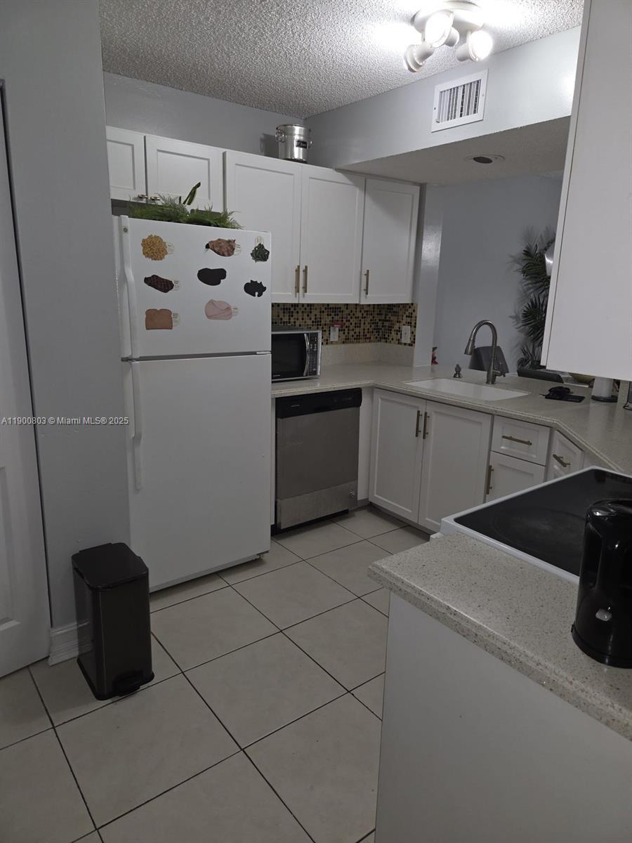 LAKE EMERALD CONDOMINIUMS - Residential