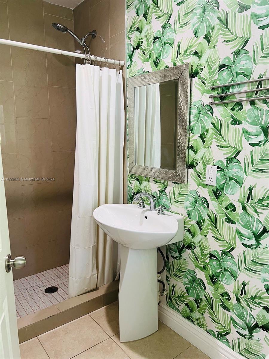 HOLLYWOOD - Residential Lease