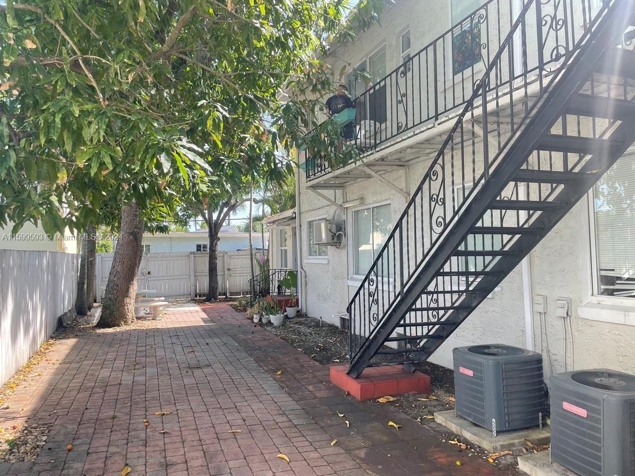 HOLLYWOOD - Residential Lease
