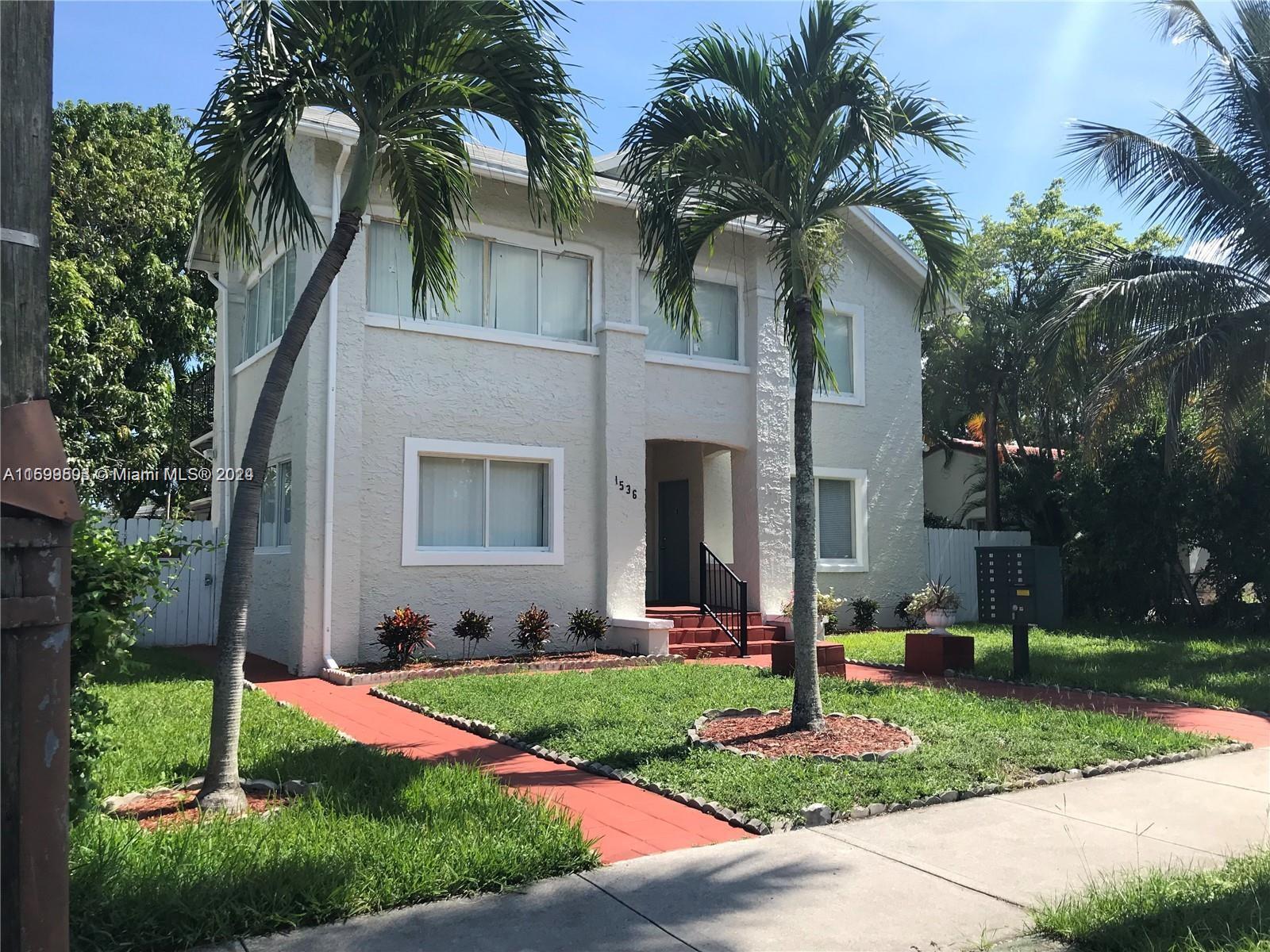 Beautiful, well cared place to live, 1Bed/1 Bath, second floor, close to the Beach, Publix and Young Circle... Restaurants, Full Kitchen. Lots of parking spaces. Laundry facilities.