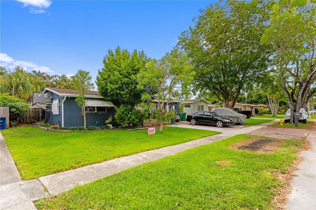 Photo of 9452 SW 52nd Ct, Cooper City, FL 33328 (MLS # A12019820)