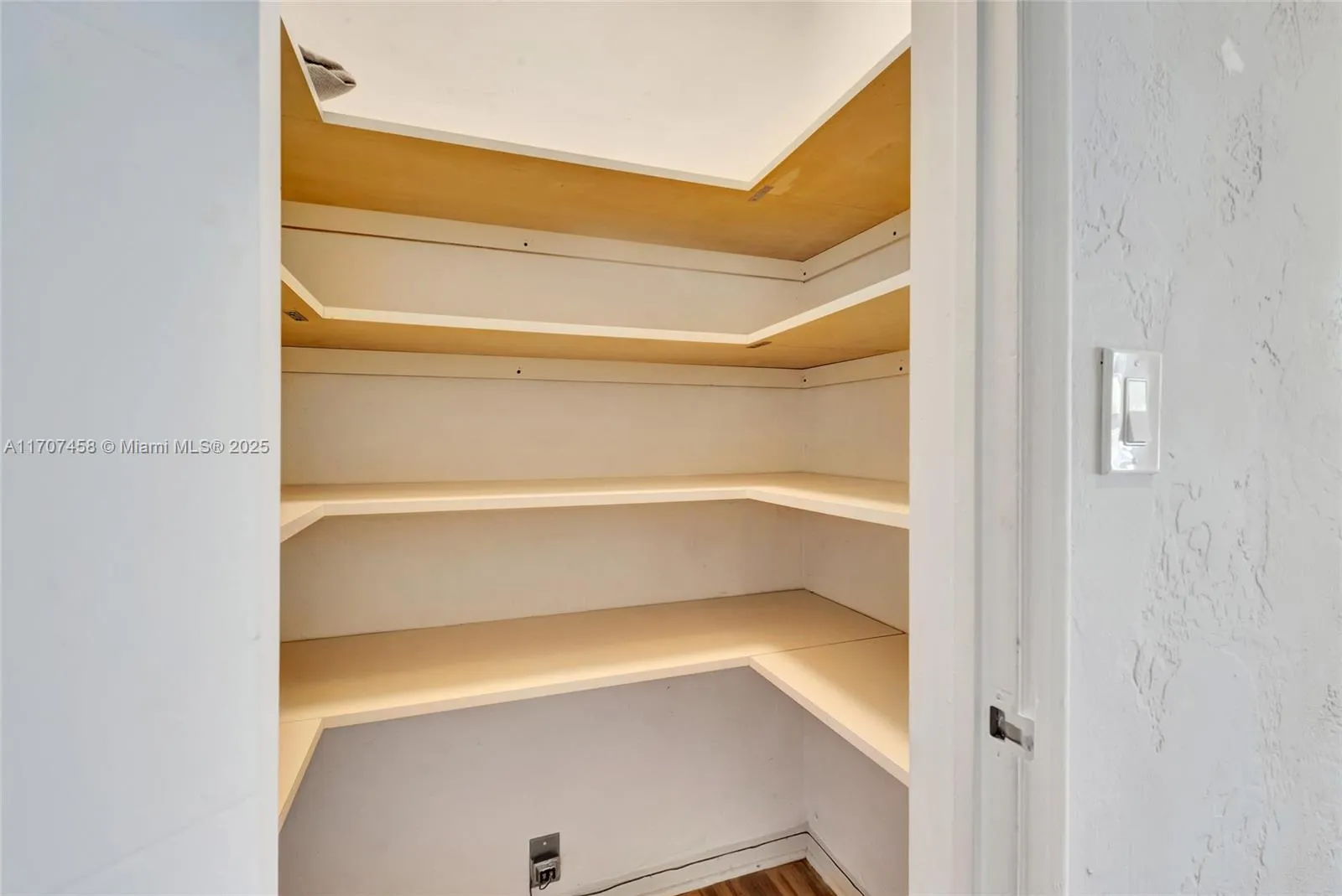 Hollywood, Florida 33020, United States, 2 Bedrooms Bedrooms, ,2 BathroomsBathrooms,Residential,Active,27393