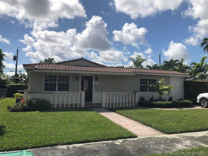 BEAUTIFUL POOL HOME IN AN EXCELLENT LOCATION.  HOME FEATURES 3 BEDROOMS, 2 BATH, A REMODELED KITCHEN WITH STAINLESS STEEL APPLIANCES AND GRANITE COUNTER TOPS.  COME HOME AND ENJOY YOUR DAY IN THE POOL UNDER THE SUN. PROPERTY WILL BE AVAILABLE ON JUNE 1ST.  CALL OR TEXT ME TO SCHEDULE AN APPOINTMENT.