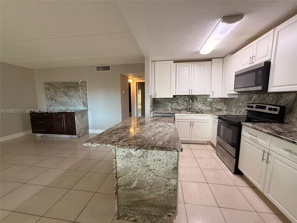 Photo of 105 Meadows Cir #105, Boynton Beach, FL 33436 (MLS # A11952771)