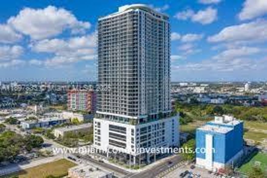 LOCATION!! LUXURIOUS ONE BEDROOM+DEN APARTMENT-MIAMI'S ARTS AND ENTERTAINMENT DISTRICT. BREATHTAKING VIEWS OVERLOOKING THE BAY, 30,000 SQUARE FEET OF AMENITIES INCLUDING SUNRISE POOL, SUNSET POOL, JACUZZI, ECO-FRIENDLY GARDENS, SUN DECK, 3,000sqft STATE OF THE ART GYM, SPA, SAUNA & TREATMENT ROOM, INDOOR/ YOGA GARDEN, RACQUETBALL COURT, THEATER, SOCIAL ROOM, CHILDREN'S PLAYROOM & LAB,INDOOR/OUTDOOR POOL BAR & CAFE 24/7, SECURITY, CONCIERGE MANAGEMENT ON SITE, SELF PARKING , EASY TO SHOW. IMMEDIATE OCCUPANCY.