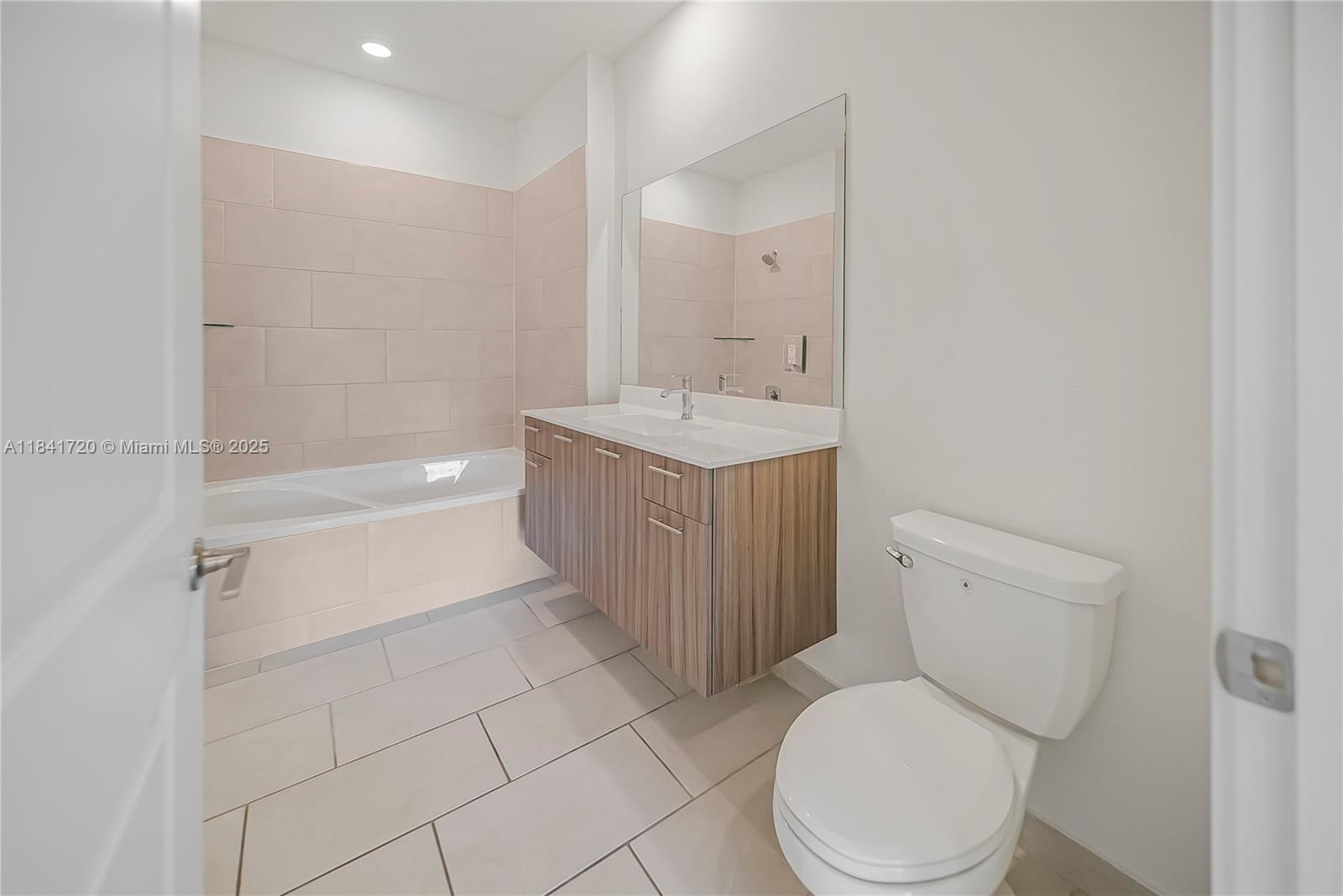 DOWNTOWN DORAL SOUTH PHAS - Residential