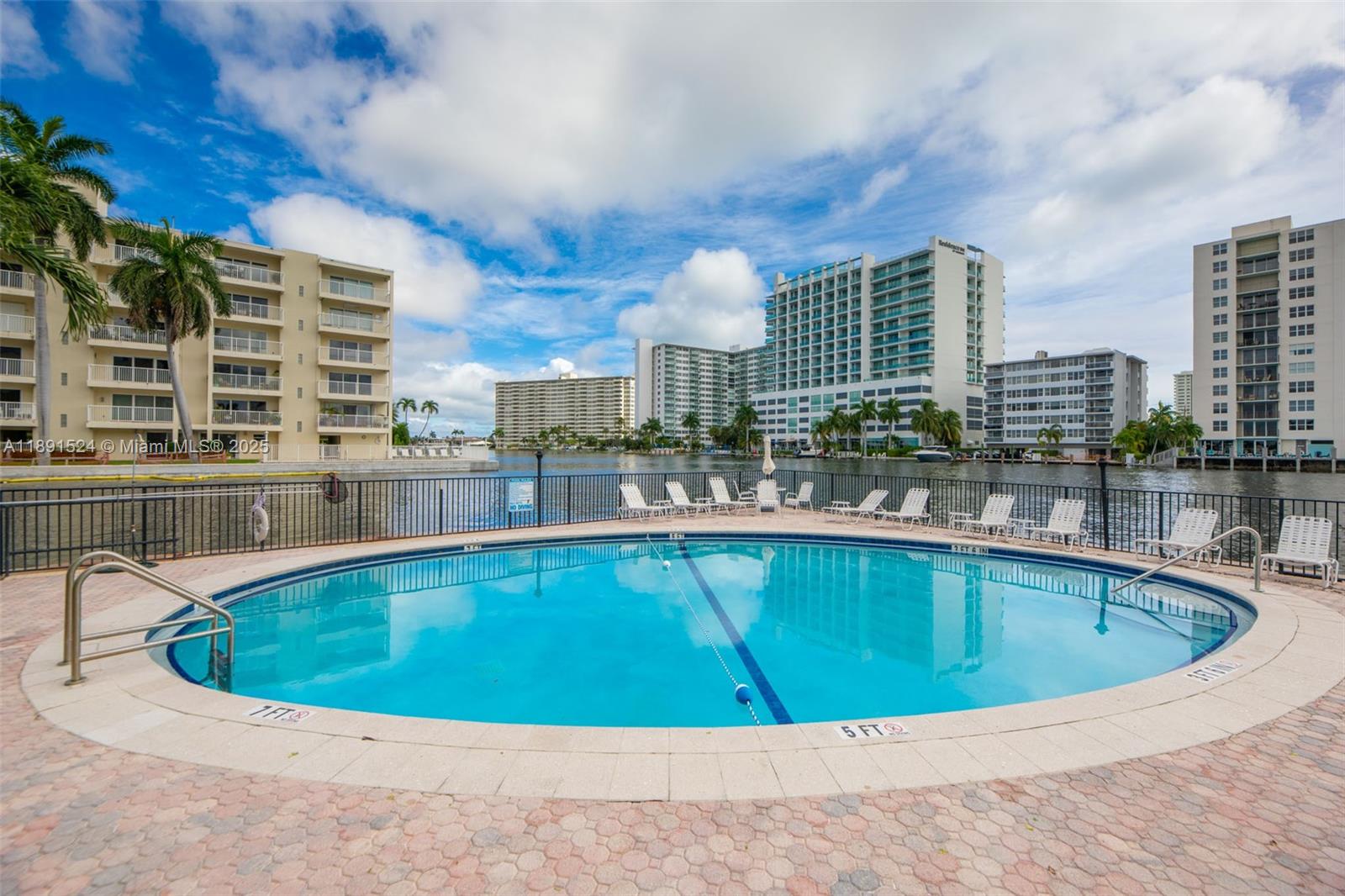 WATERSIDE ON THE INTRACOA - Residential