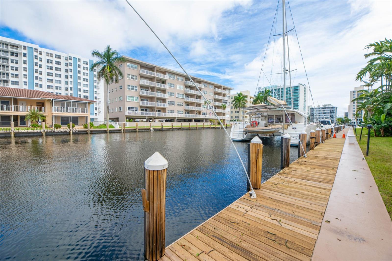 WATERSIDE ON THE INTRACOA - Residential