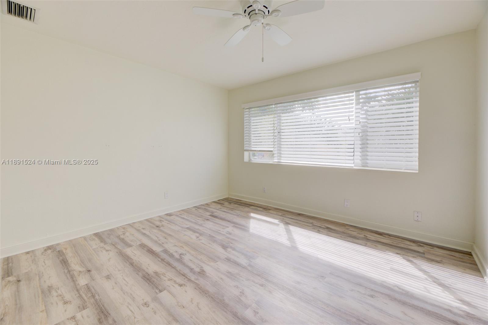 WATERSIDE ON THE INTRACOA - Residential