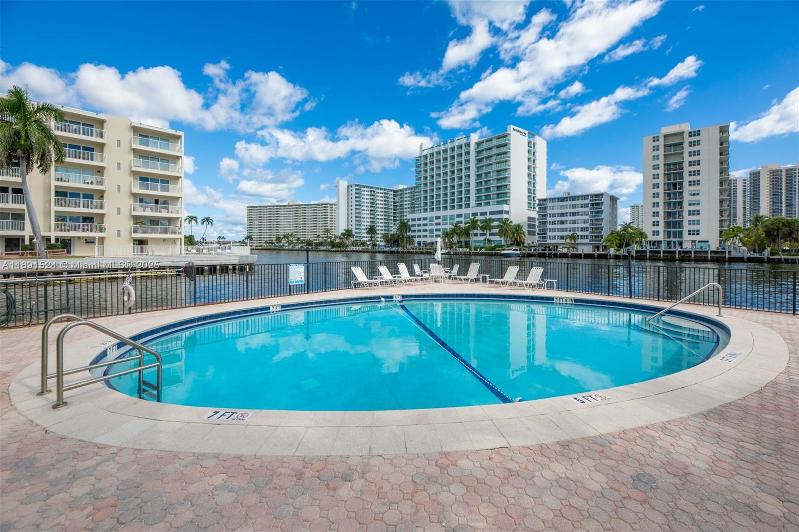 WATERSIDE ON THE INTRACOA - Residential