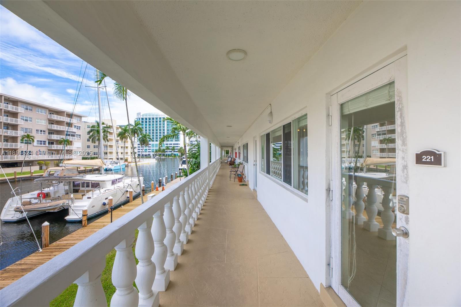 WATERSIDE ON THE INTRACOA - Residential