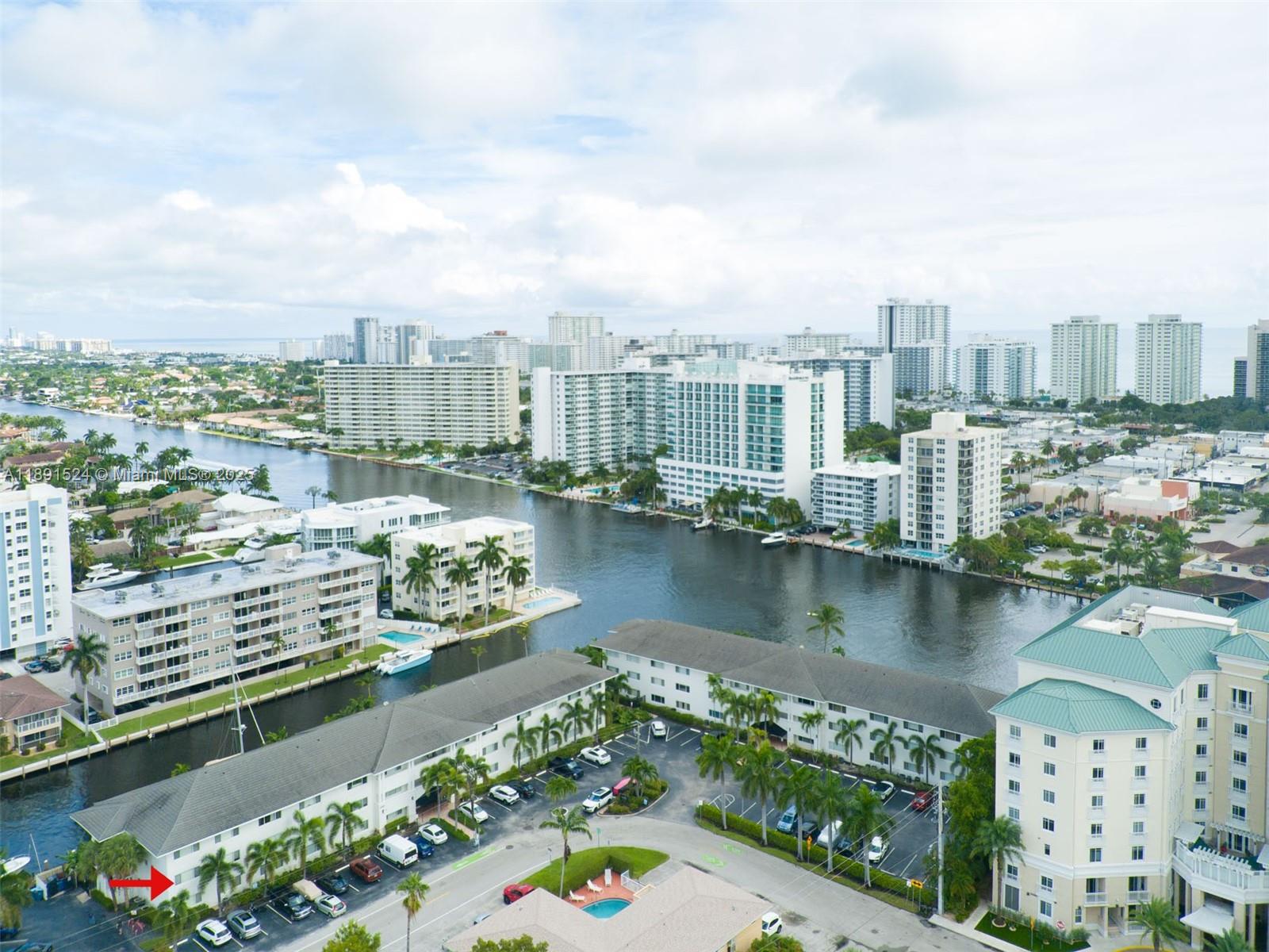 WATERSIDE ON THE INTRACOA - Residential