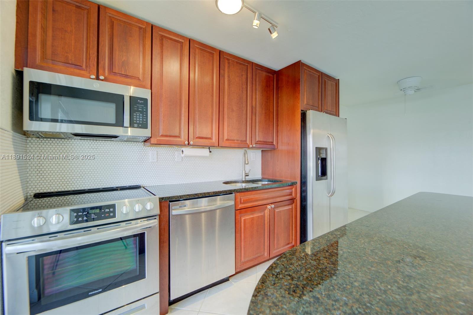 WATERSIDE ON THE INTRACOA - Residential