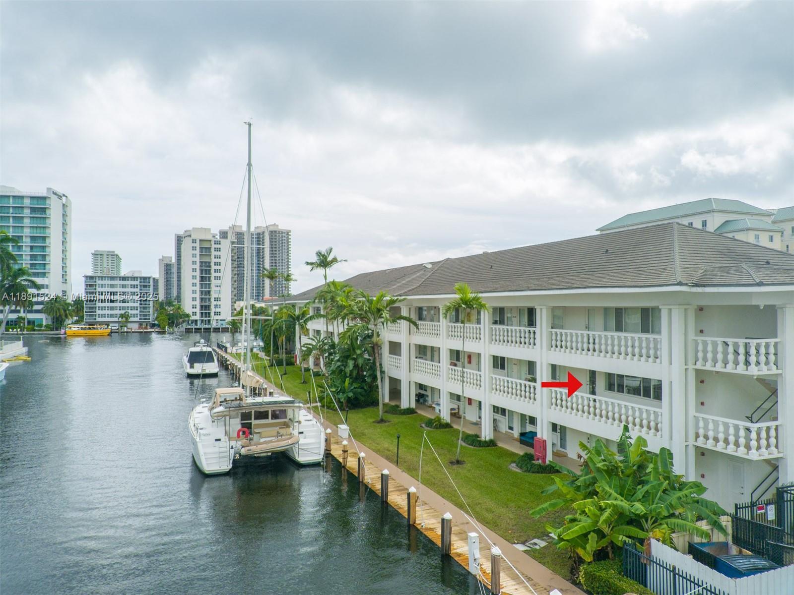 WATERSIDE ON THE INTRACOA - Residential