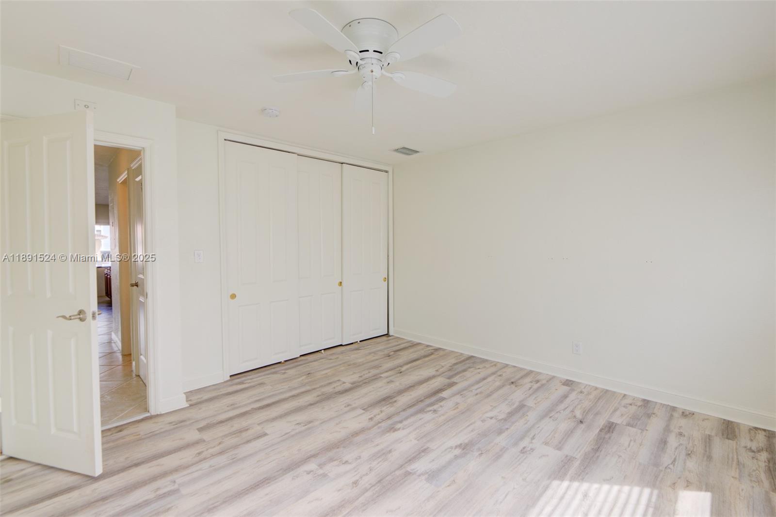 WATERSIDE ON THE INTRACOA - Residential