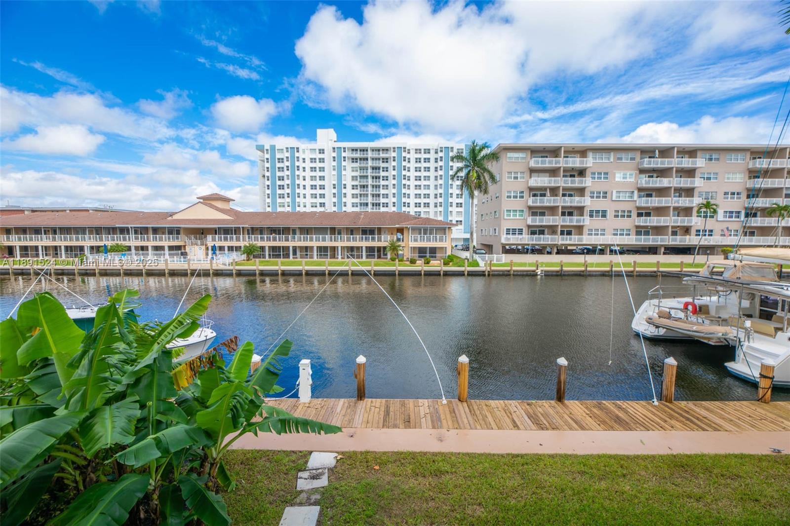 WATERSIDE ON THE INTRACOA - Residential