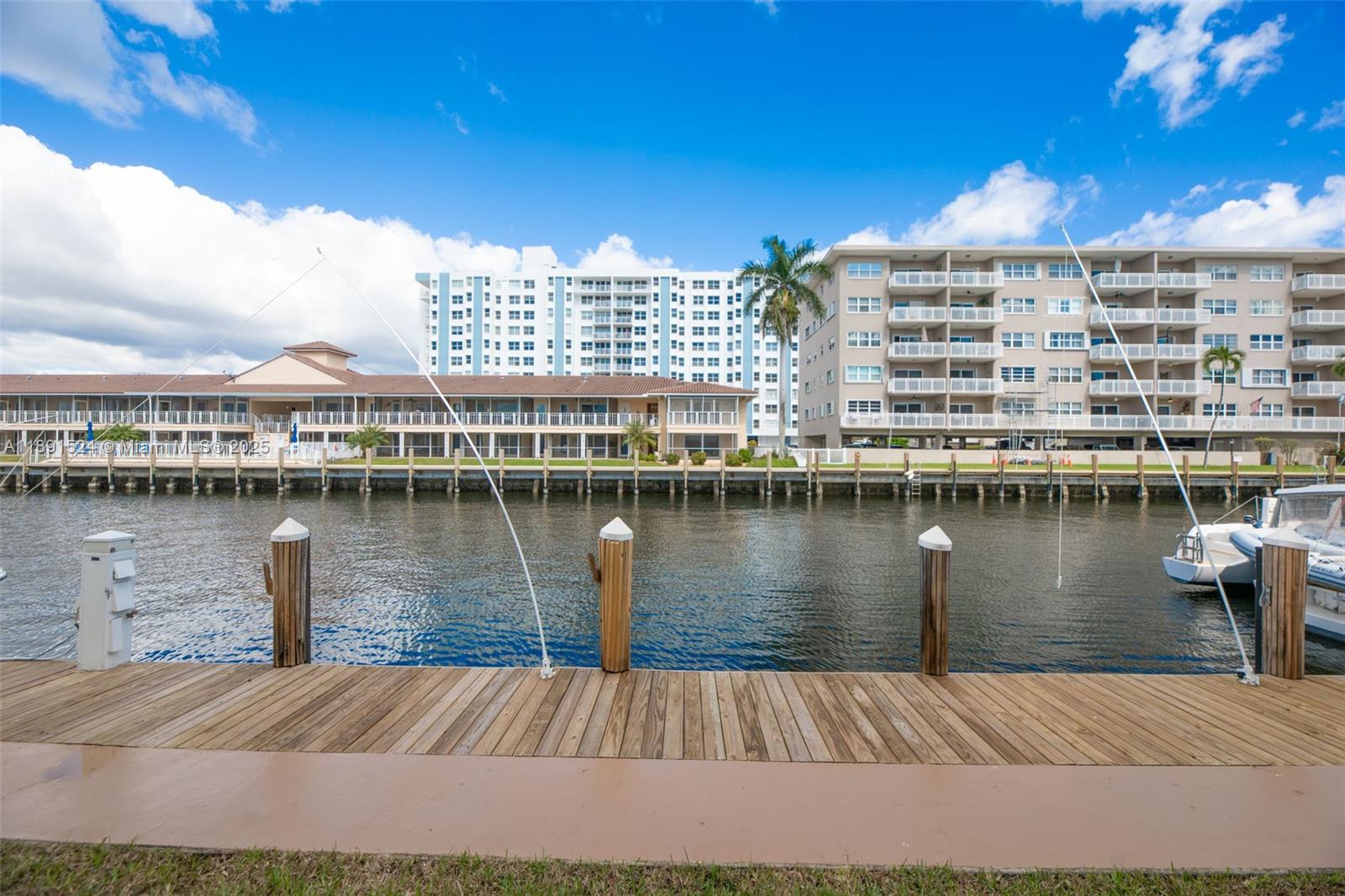 WATERSIDE ON THE INTRACOA - Residential