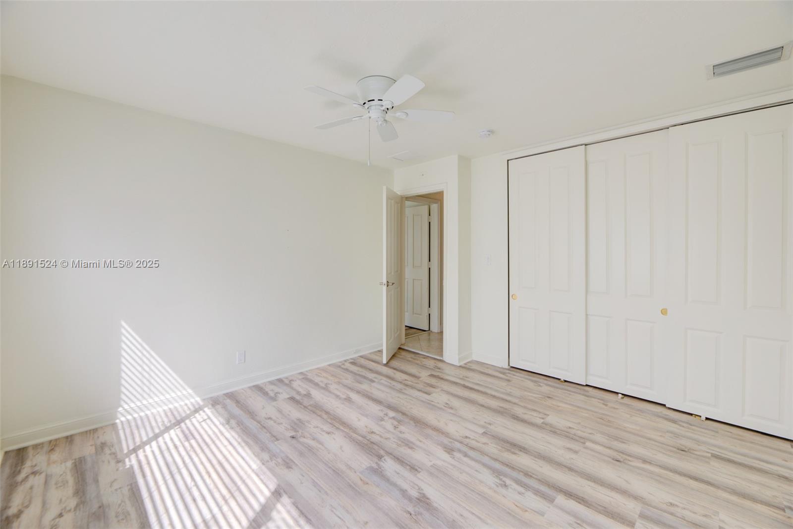 WATERSIDE ON THE INTRACOA - Residential