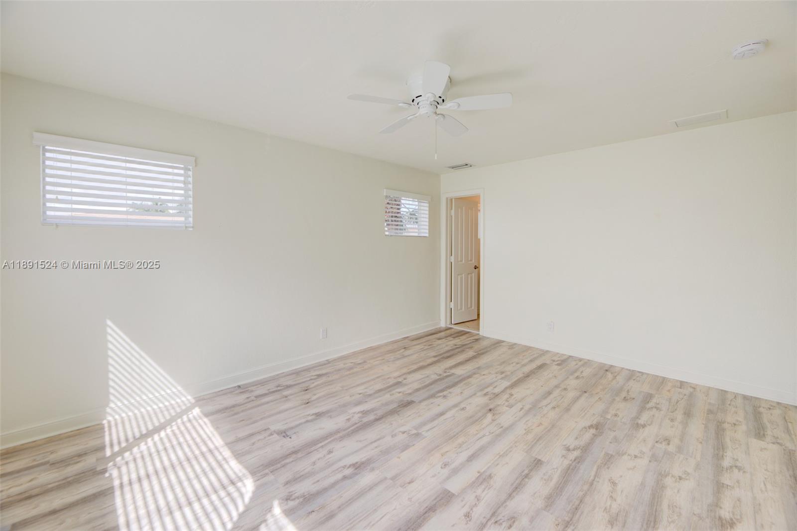 WATERSIDE ON THE INTRACOA - Residential