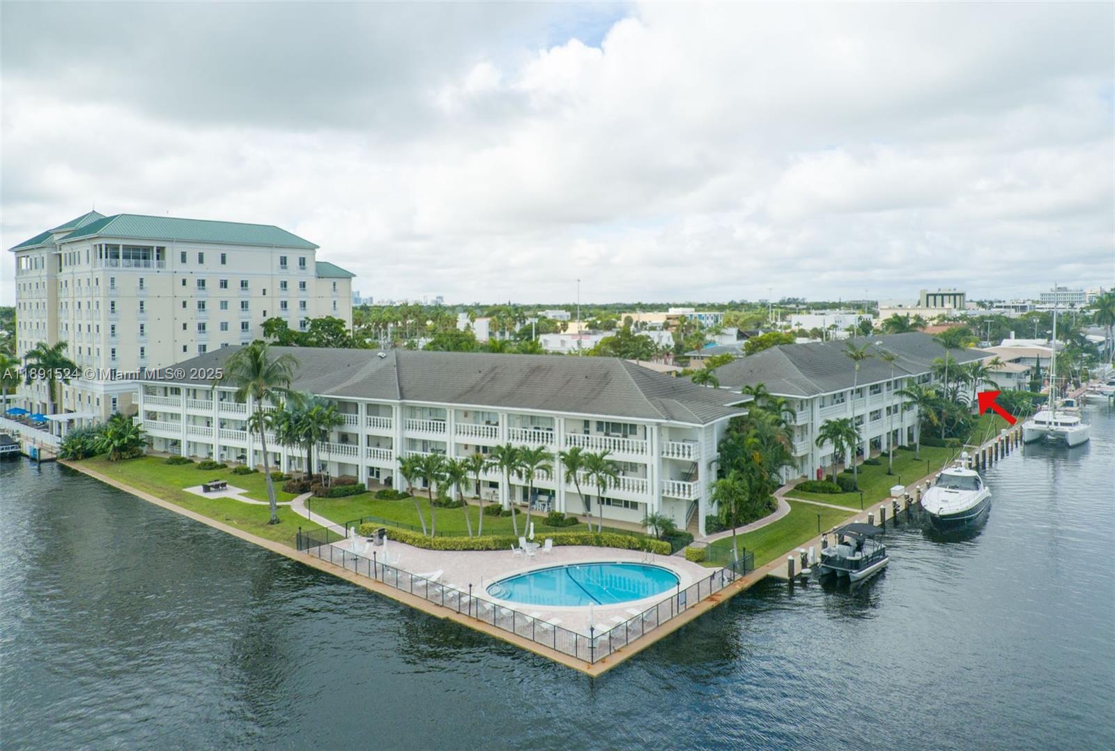 WATERSIDE ON THE INTRACOA - Residential