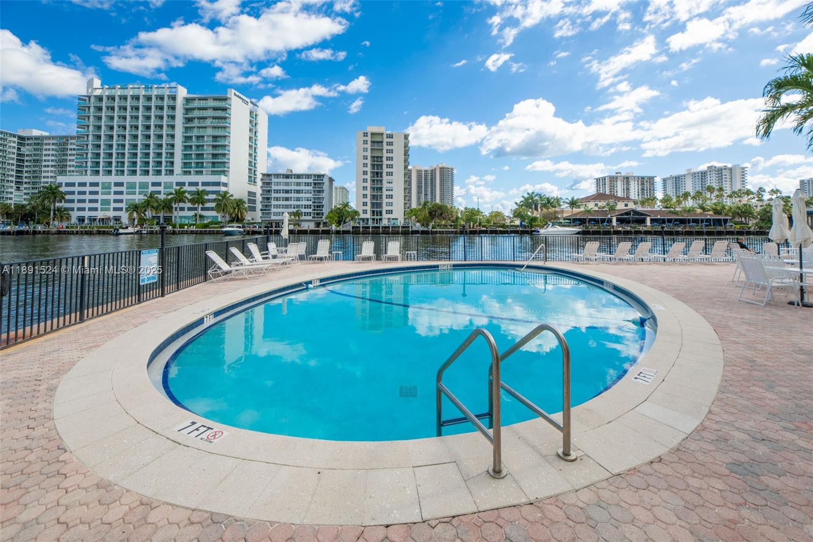 WATERSIDE ON THE INTRACOA - Residential