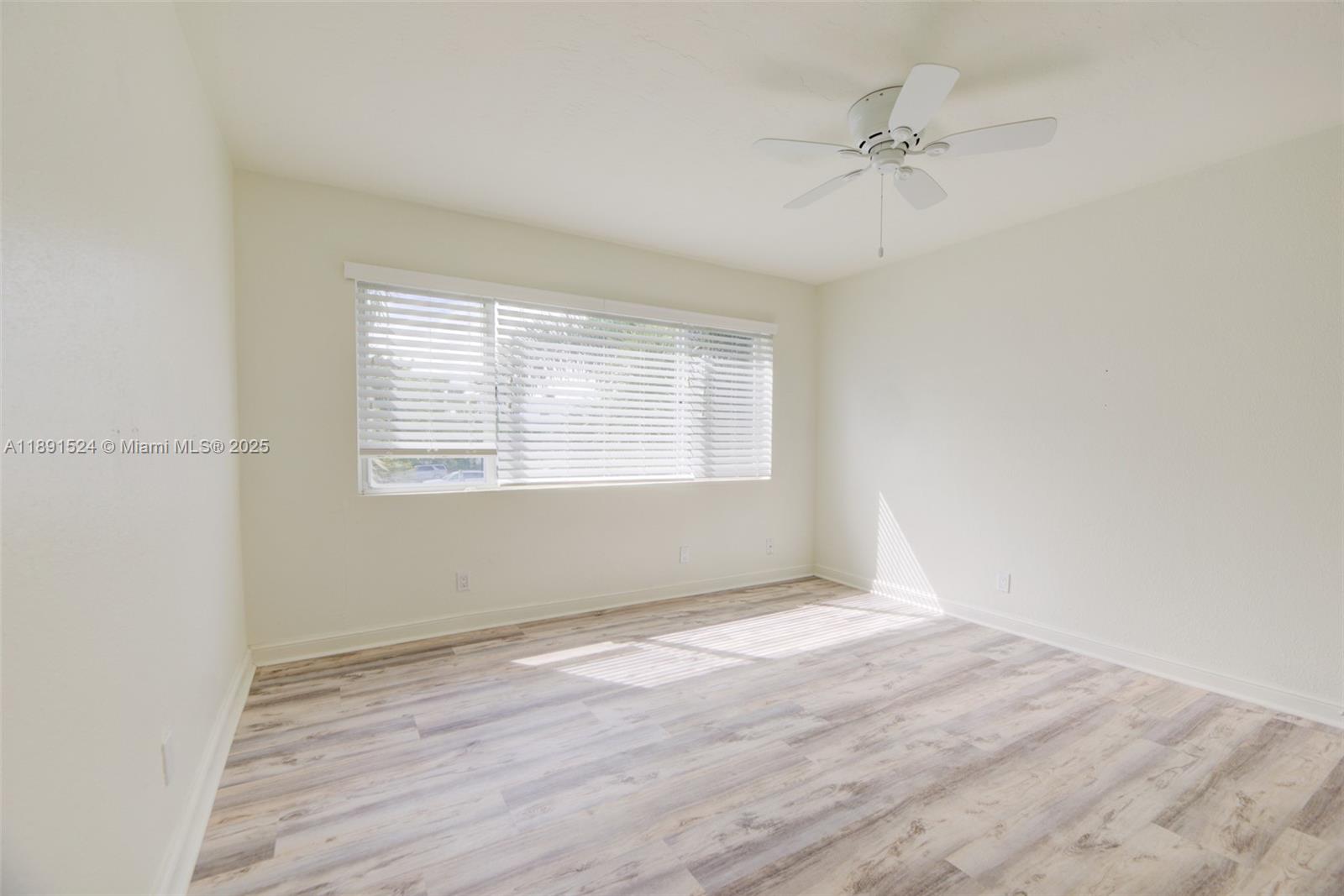 WATERSIDE ON THE INTRACOA - Residential