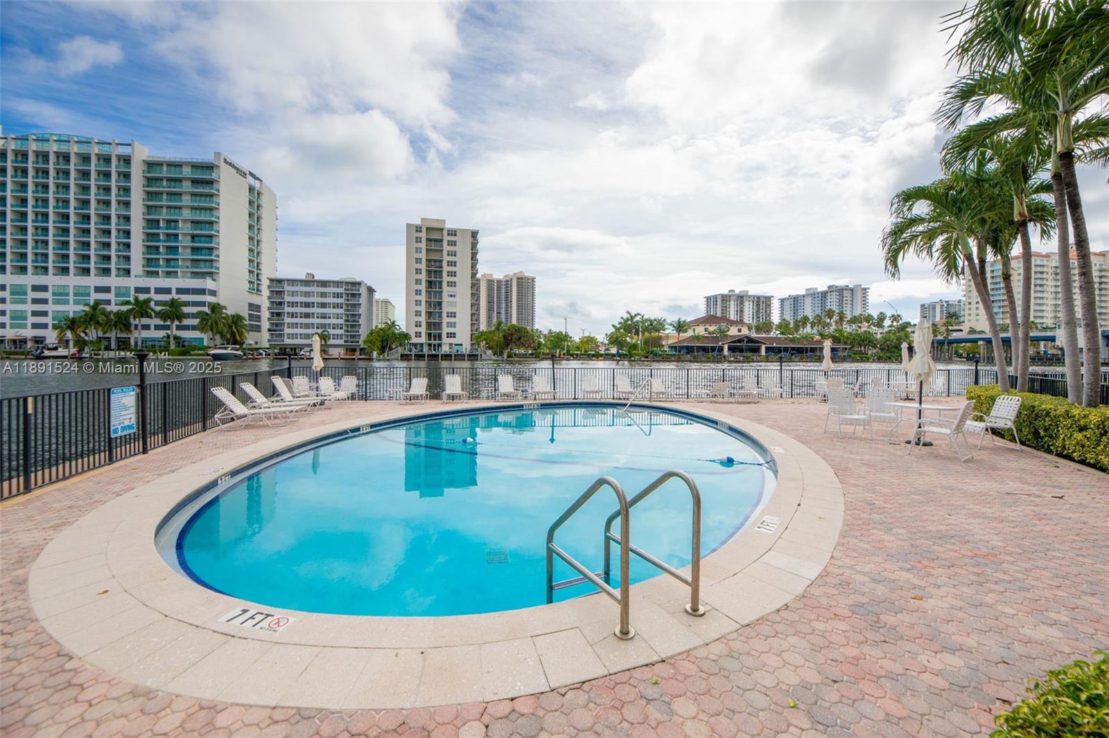 WATERSIDE ON THE INTRACOA - Residential