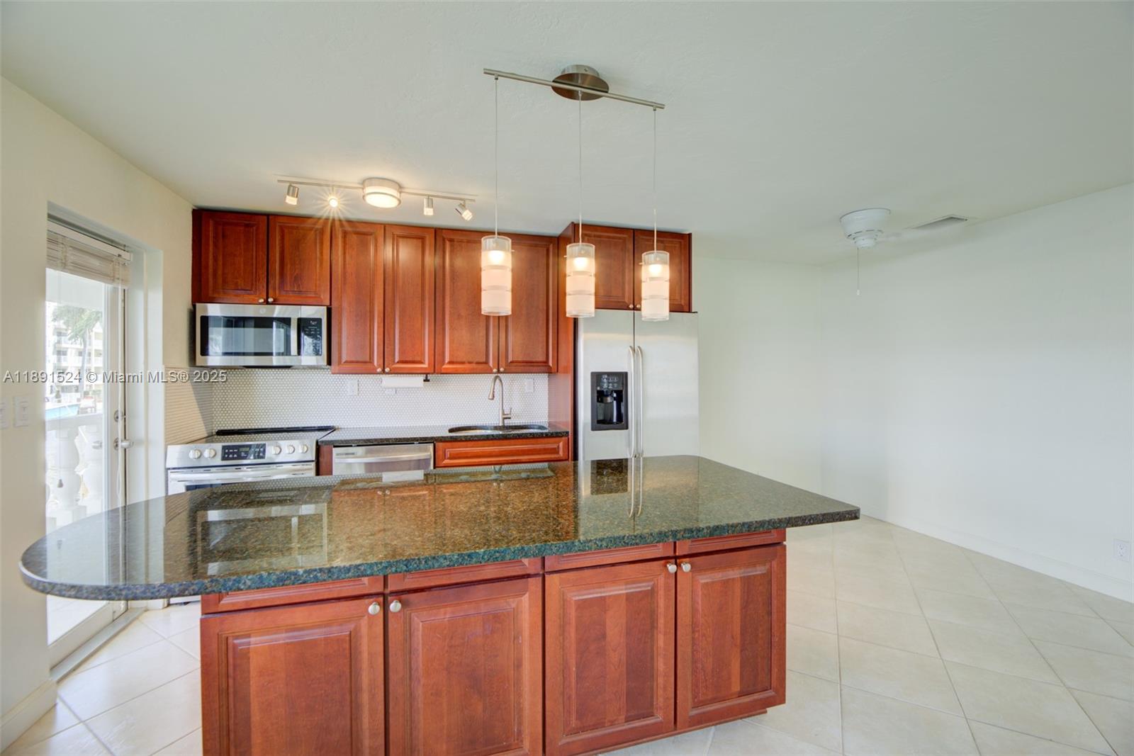 WATERSIDE ON THE INTRACOA - Residential