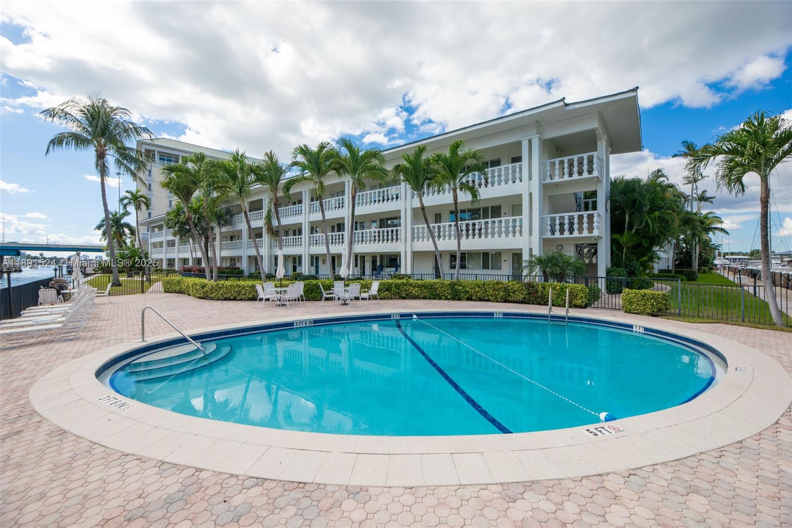 WATERSIDE ON THE INTRACOA - Residential