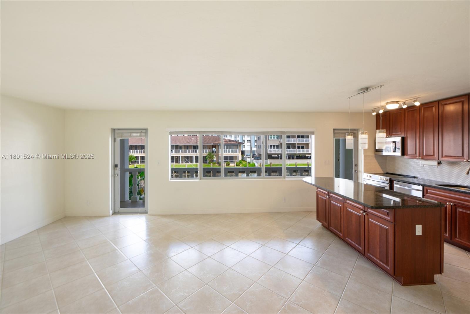 WATERSIDE ON THE INTRACOA - Residential