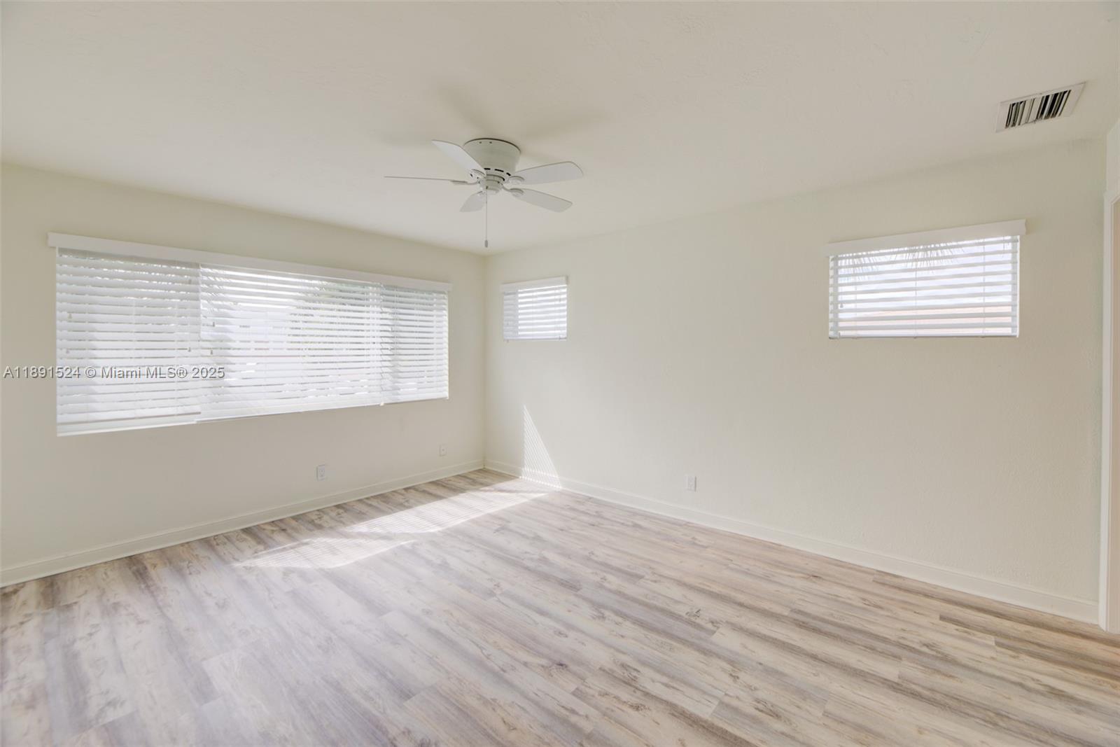 WATERSIDE ON THE INTRACOA - Residential