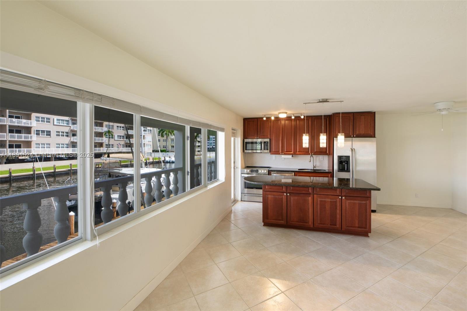 WATERSIDE ON THE INTRACOA - Residential