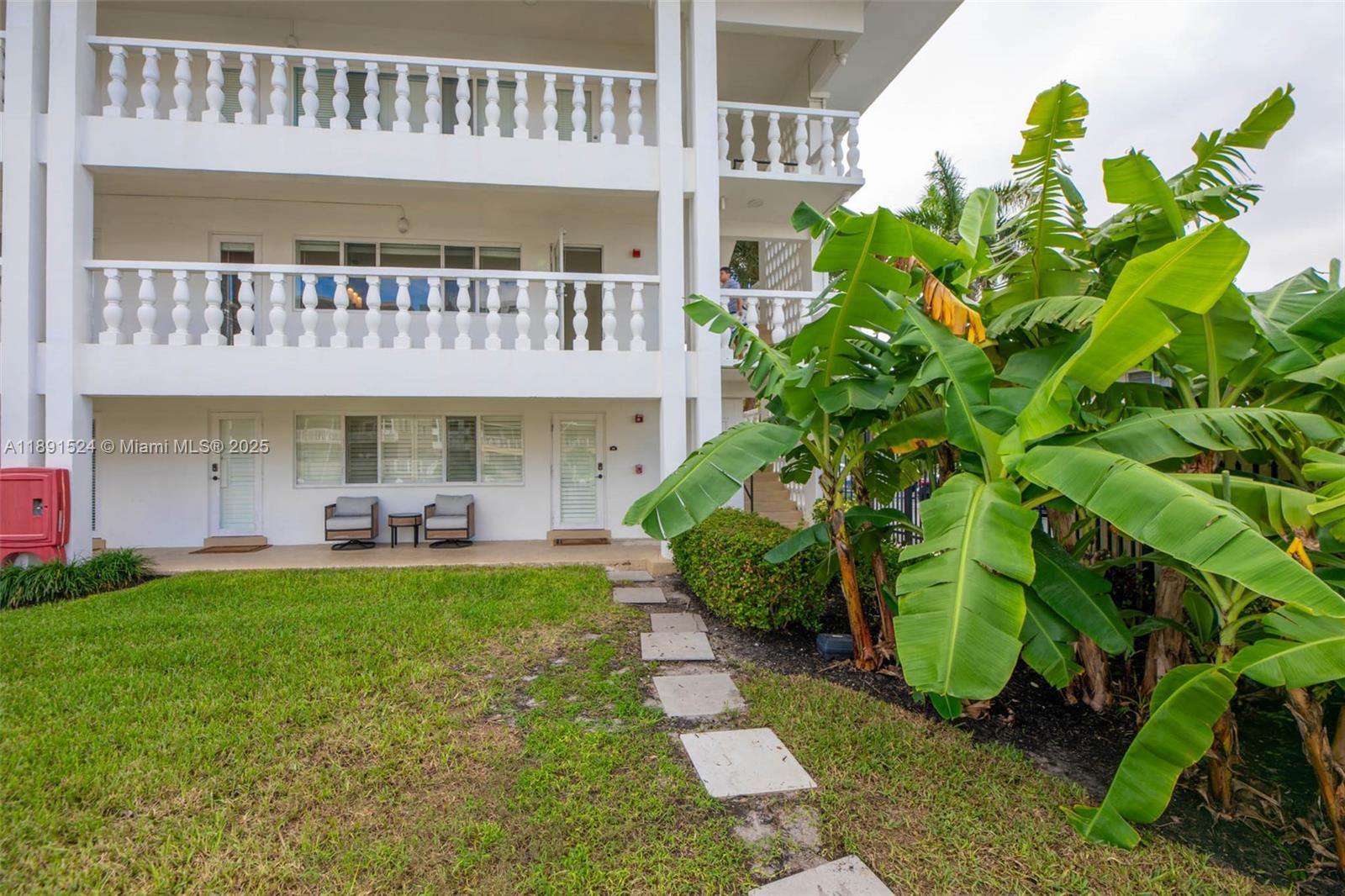 WATERSIDE ON THE INTRACOA - Residential