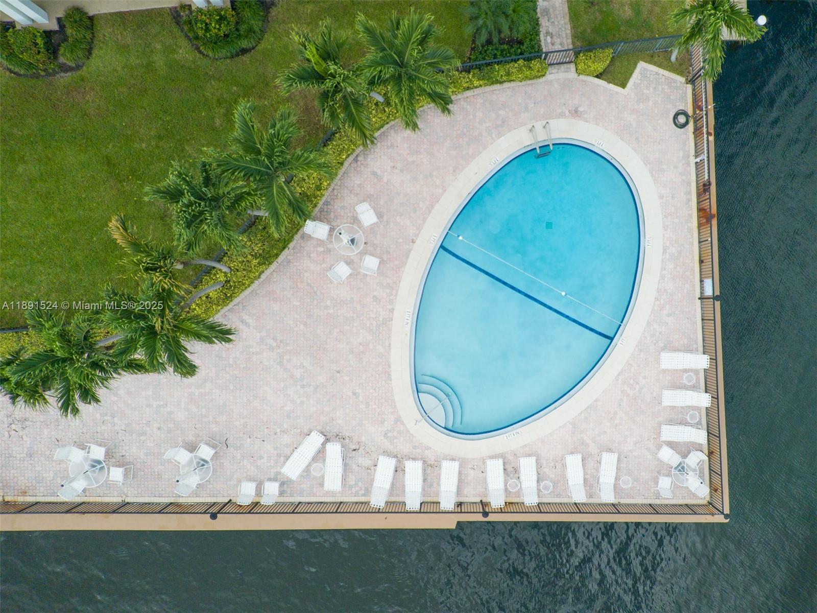 WATERSIDE ON THE INTRACOA - Residential