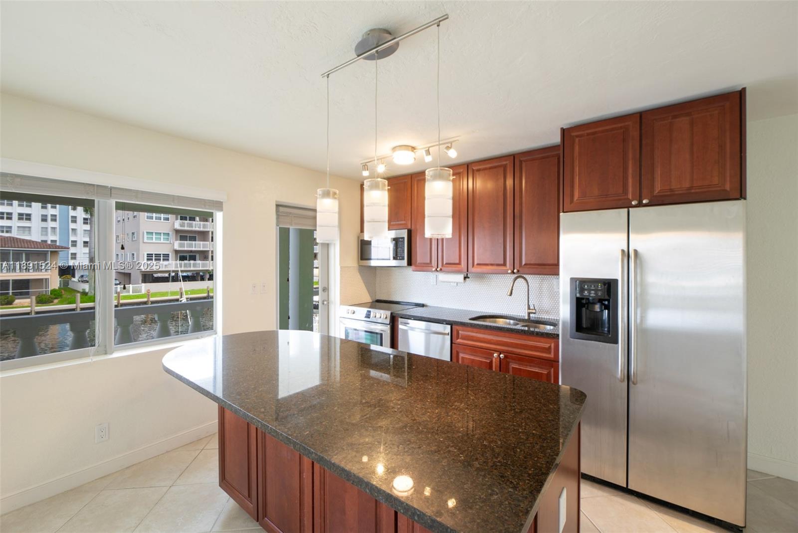 WATERSIDE ON THE INTRACOA - Residential