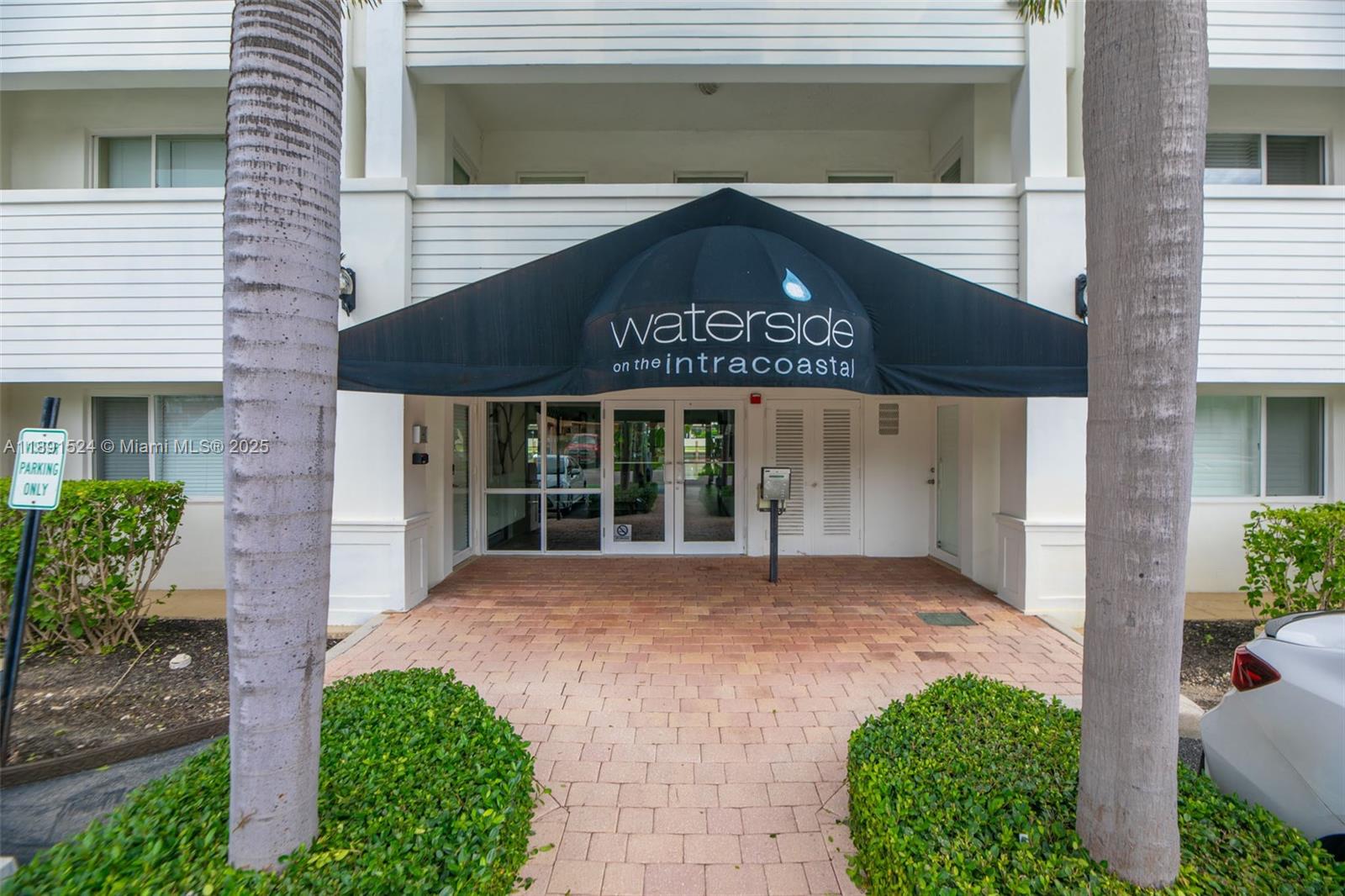 WATERSIDE ON THE INTRACOA - Residential