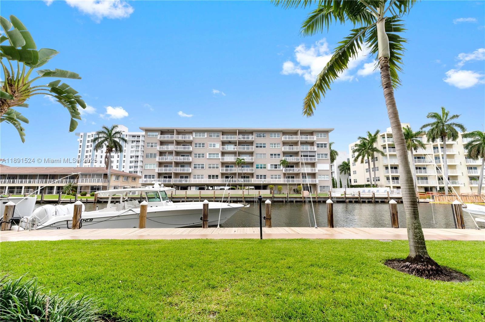 WATERSIDE ON THE INTRACOA - Residential