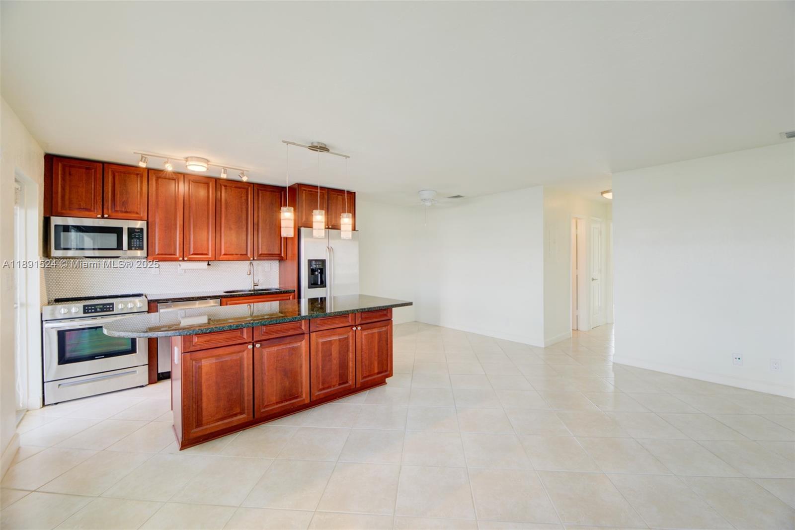 WATERSIDE ON THE INTRACOA - Residential