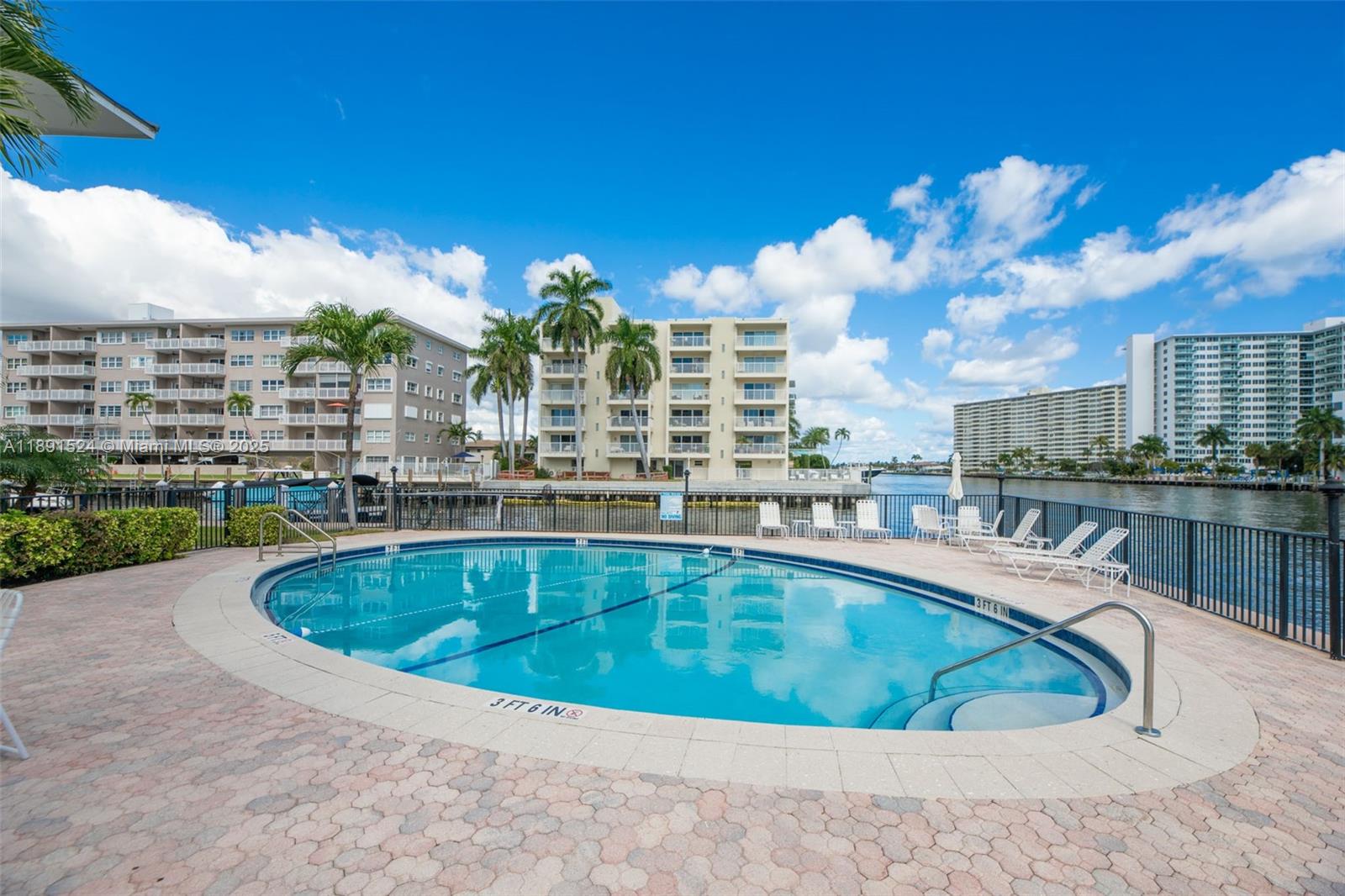 WATERSIDE ON THE INTRACOA - Residential