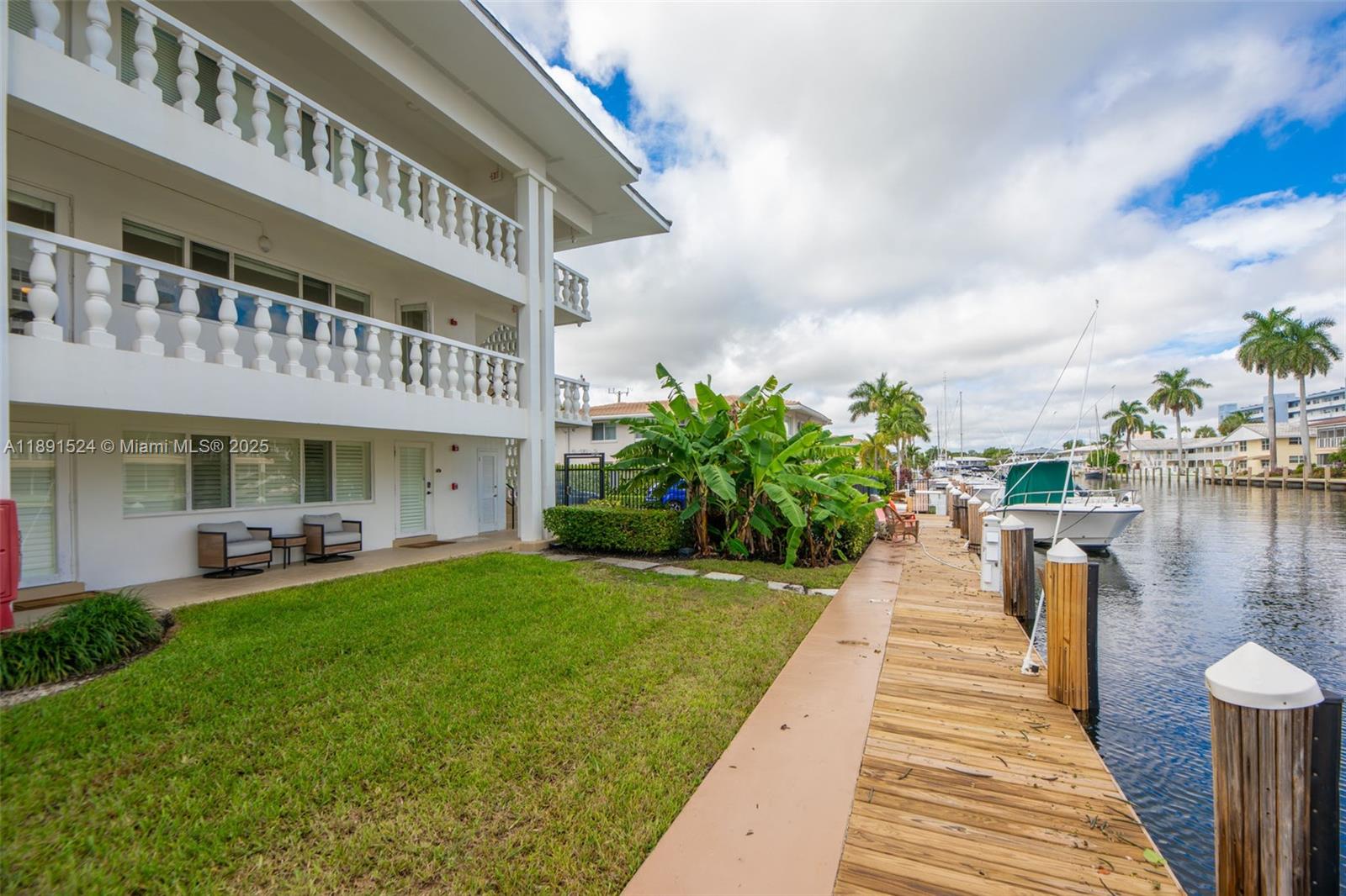 WATERSIDE ON THE INTRACOA - Residential