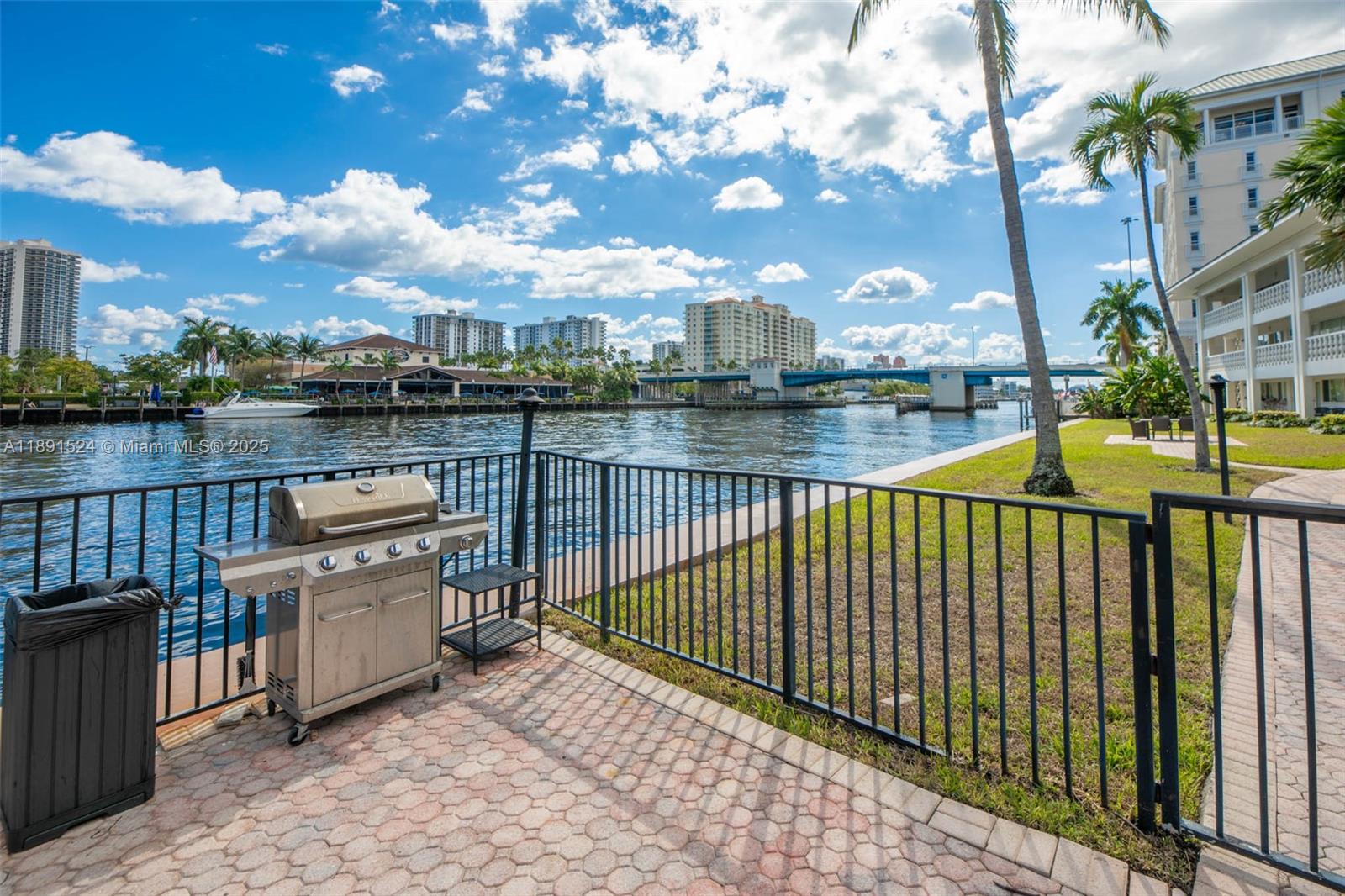 WATERSIDE ON THE INTRACOA - Residential