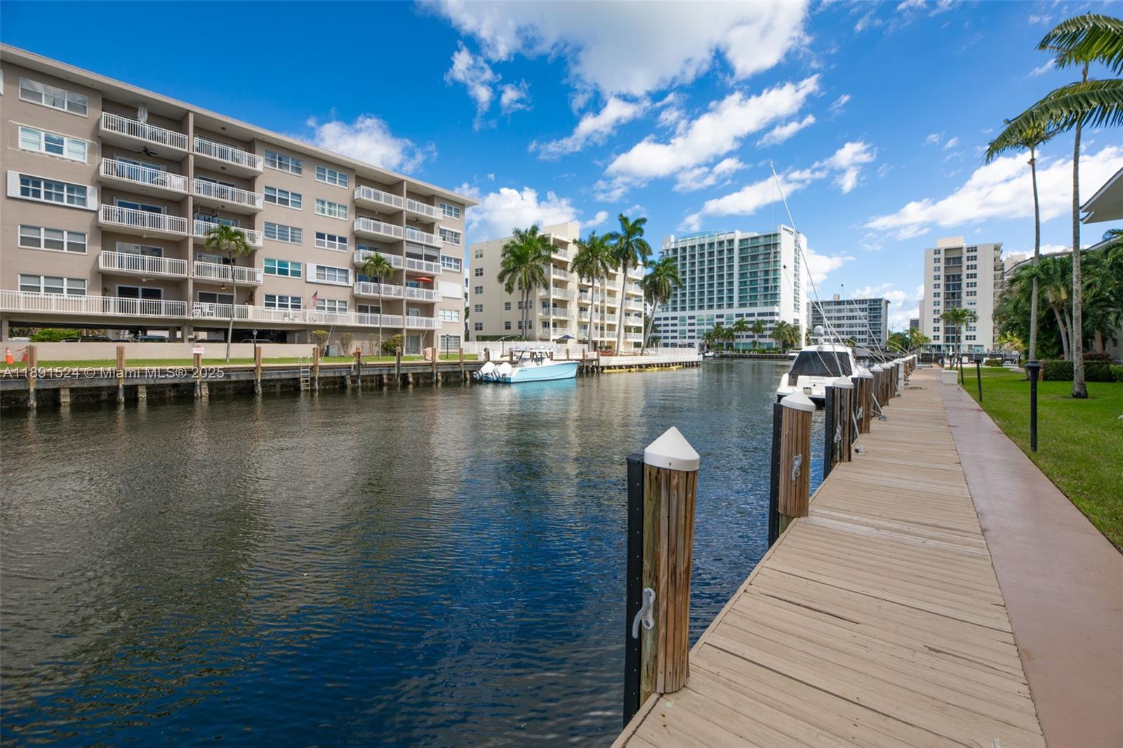 WATERSIDE ON THE INTRACOA - Residential