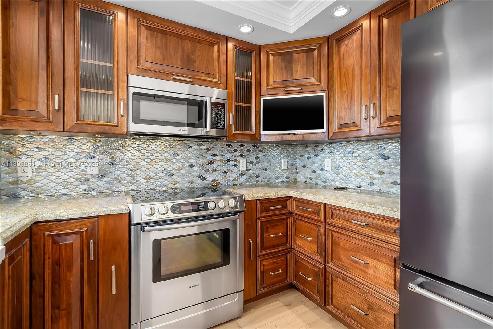 VERSAILLES CO-OP - Residential Lease