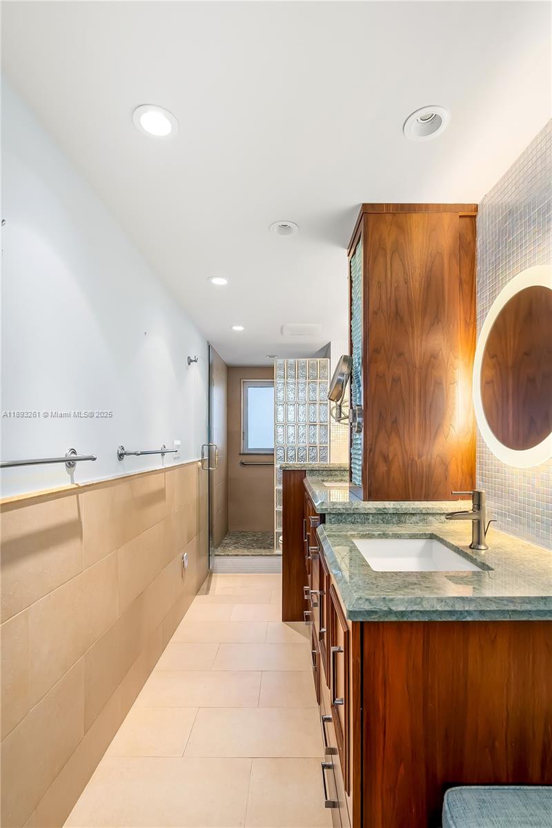 VERSAILLES CO-OP - Residential Lease
