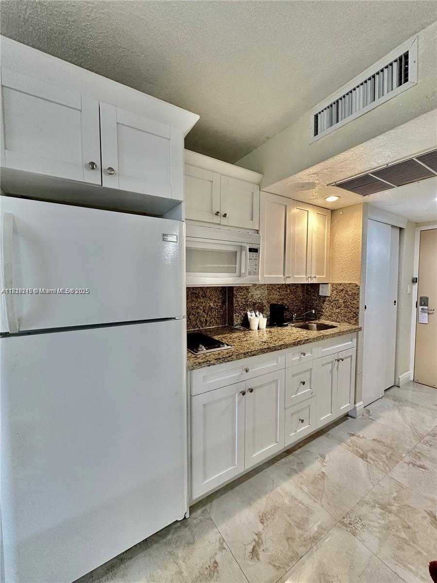 THE AVENTURA BEACH CLUB C - Residential Lease