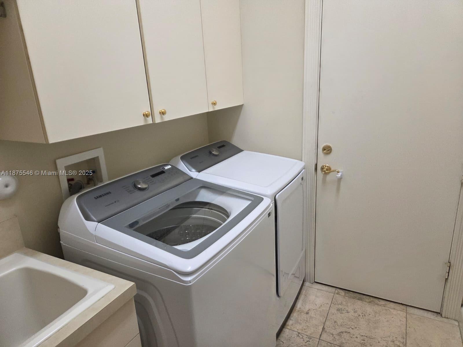 ISLAND IN THE GROVE - Residential Lease