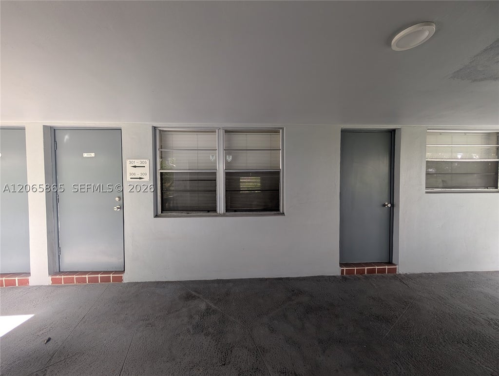Photo of 900 Tallwood Ave #305, Hollywood, FL 33021 (MLS # A12065865)