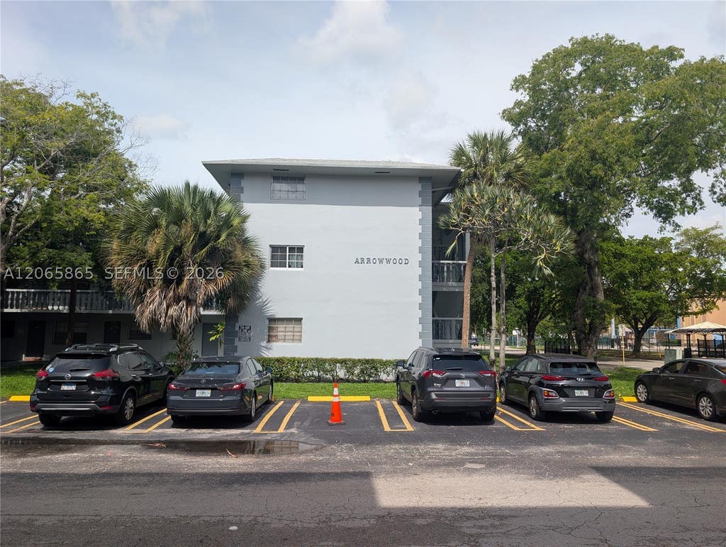 Photo of 900 Tallwood Ave #305, Hollywood, FL 33021 (MLS # A12065865)
