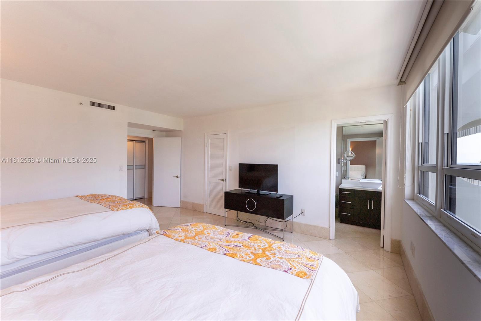 KENILWORTH CONDO - Residential