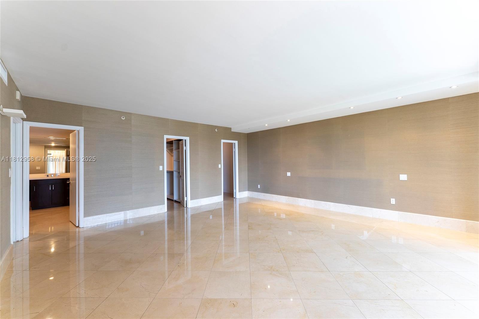 KENILWORTH CONDO - Residential